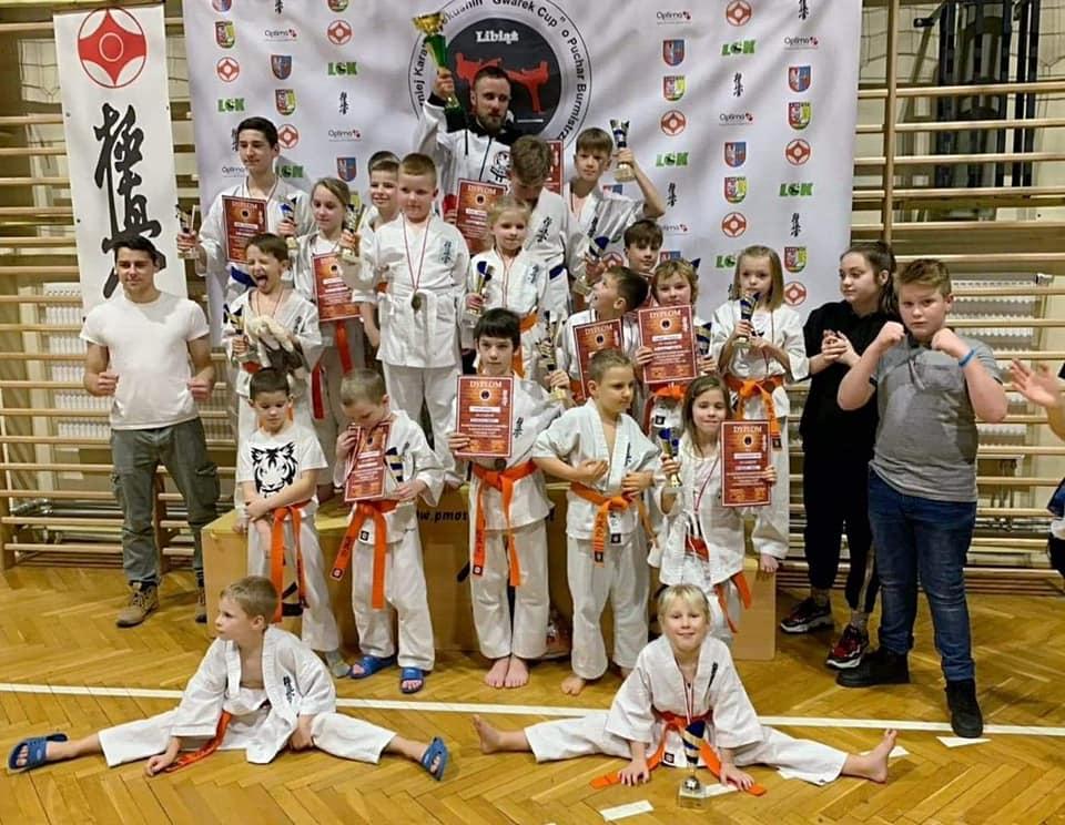 Rozsypał się worek medali dla młodych karateków MAK 