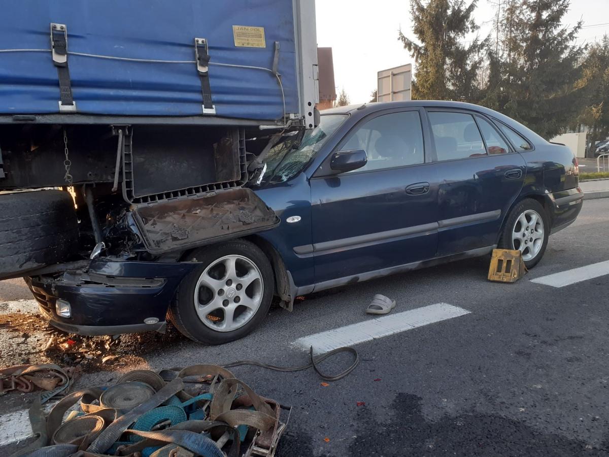 Wypadek w Krzyszkowicach. Samochód osobowy uderzył w naczepę ciężarówki