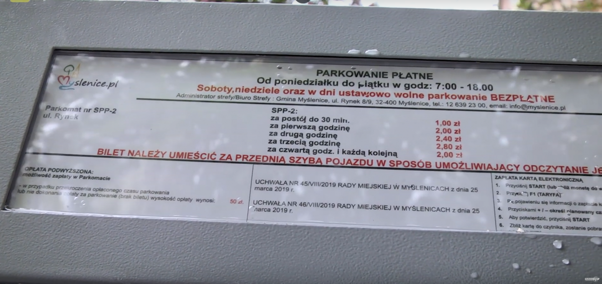Myślenice. Ulica szpitalna z parkomatami