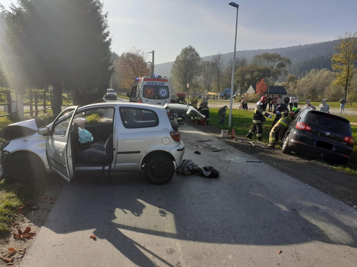 Myślenice. Wypadek na Zarabiu. Jedna z poszkodowanych osób wypadła przez boczną szybę pojazdu
