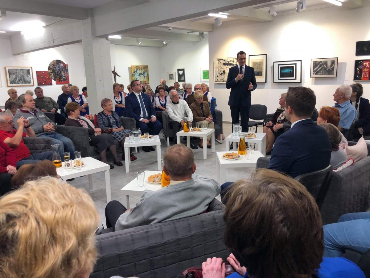 Premier Morawiecki u Seniorów w Myślenicach