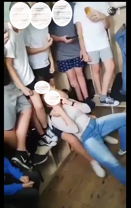 Poręba. Prawie ją udusił na oczach kolegów!!!