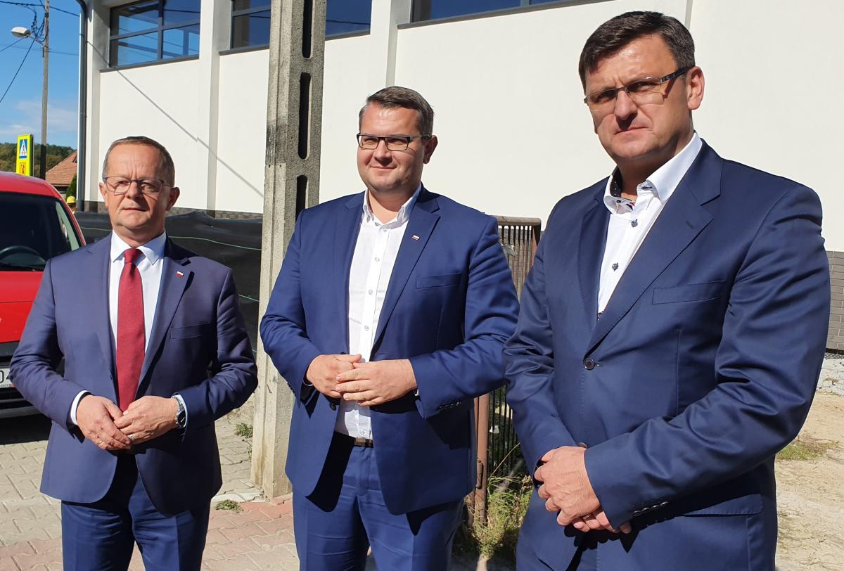 Konferencja prasowa w Biertowicach dotycząca budowy nowej sali gimnastycznej