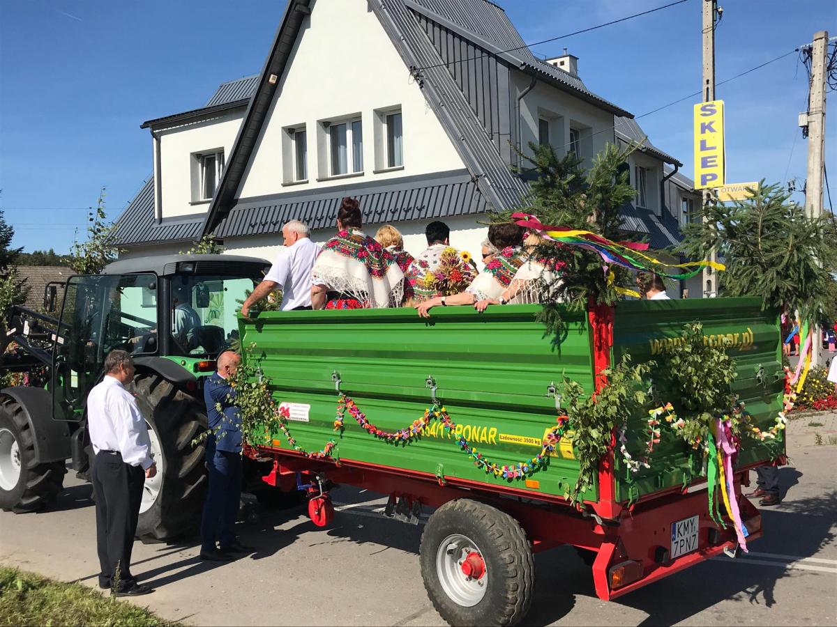 Huczne i kolorowe święto plonów w Łękach