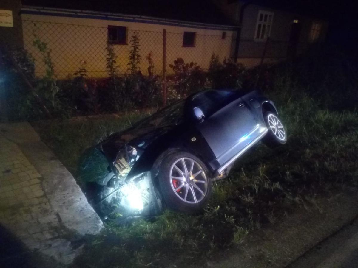 Stadniki. Samochód osobowy uderzył w przepust