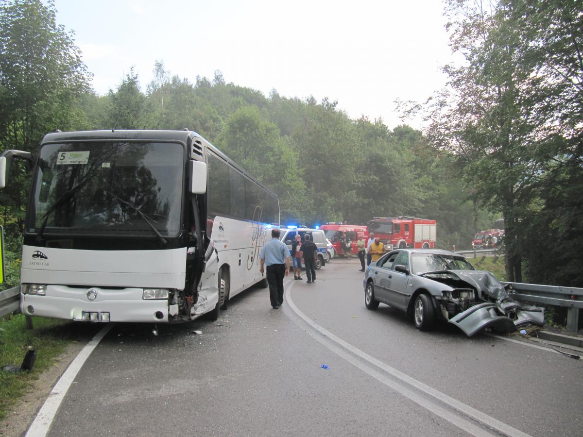 Harbutowice. Autobus zderzył się z osobówką