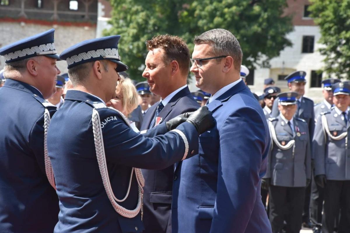Burmistrz Myślenic odznaczony brązowym medalem za zasługi dla Policji