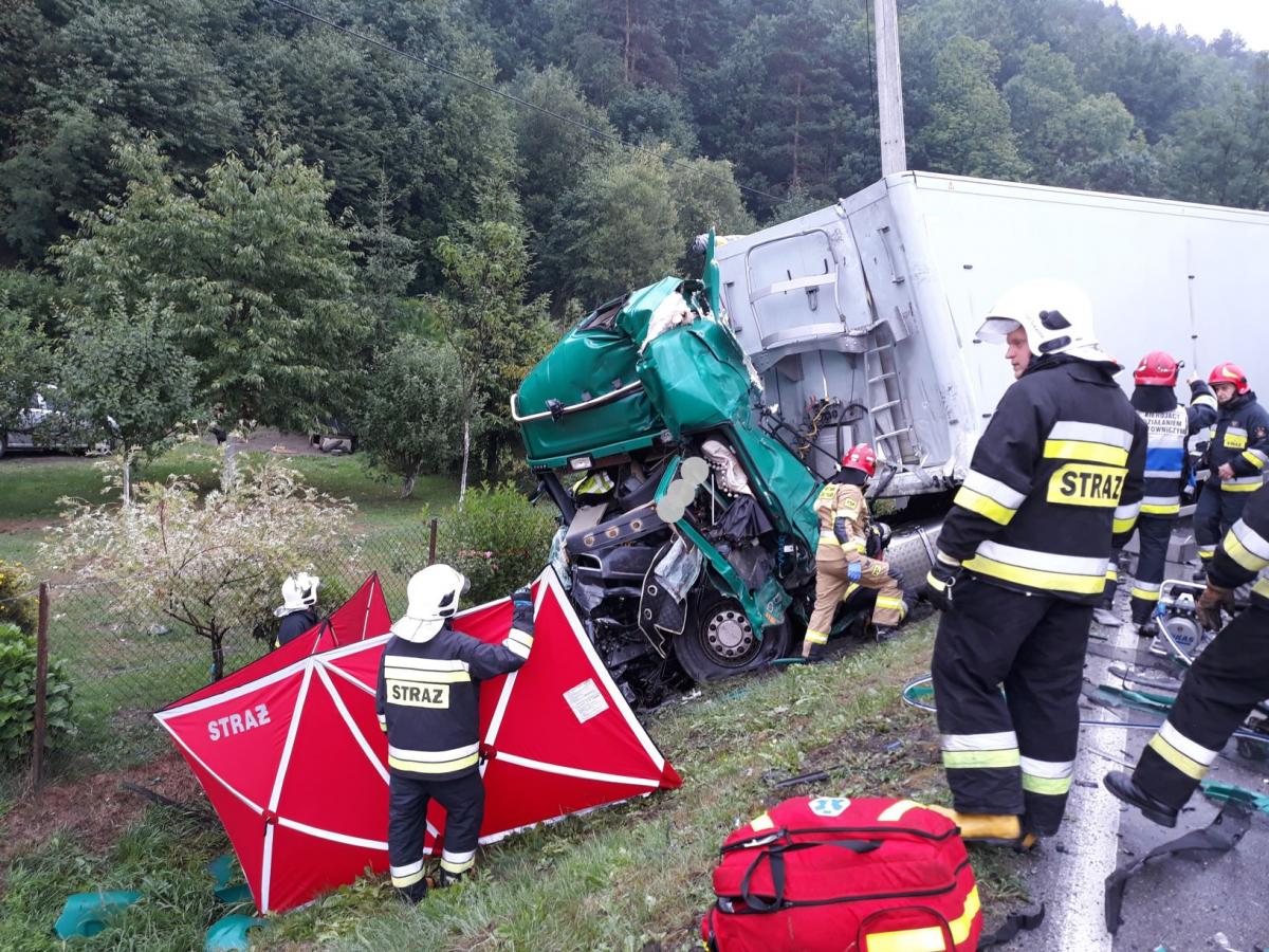Krzczonów. Jedna osoba nie żyje w wyniku czołowego zderzenia dwóch tirów