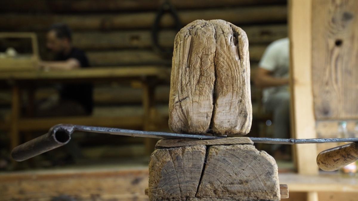 Klimatyczny plener rzeźby w drewnie w Ekomuzeum Bogdanówce - relacja