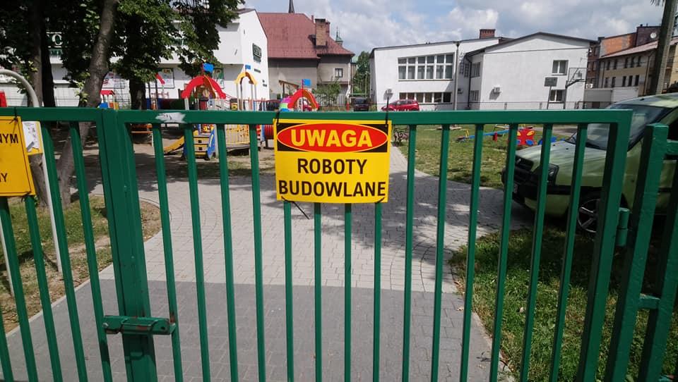 Miejski plac zabaw na osiedlu 1000-lecia w Myślenicach - już wkrótce z nową nawierzchnią