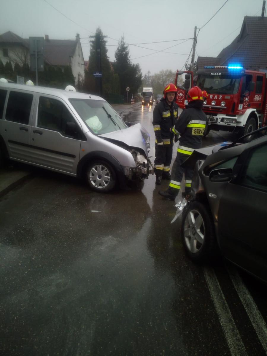 Zderzenie czołowe dwóch samochodów w Myślenicach