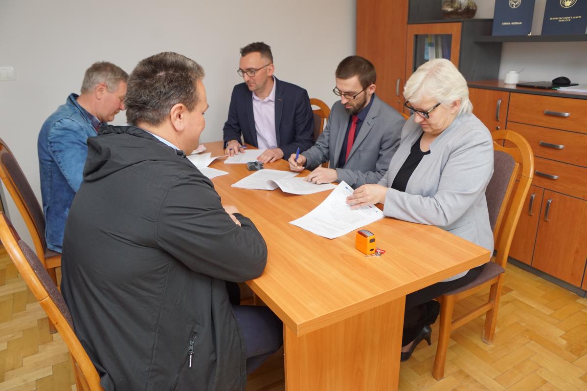 Podpisanie umowy na budowę oczyszczalni ścieków w Wiśniowej