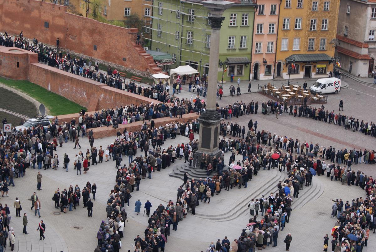  Chociaż na ulicach były setki ludzi, to panowała na nich cisza.... Tak pamiętam 10. kwietnia 2010 roku