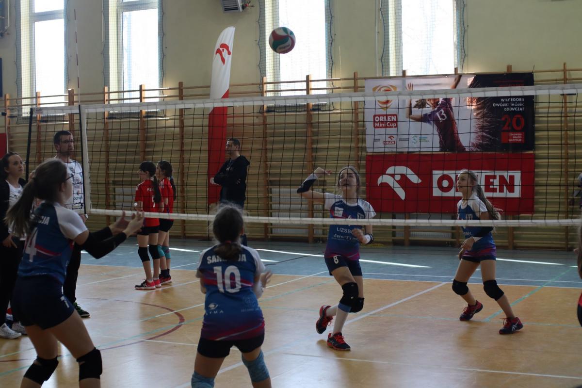 Stróża. Dziewczyny pokazały jak się gra w siatkówkę