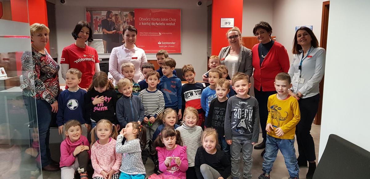 Pięciolatki z Przedszkola Samorządowego nr 8 poznają tajniki pracy w banku