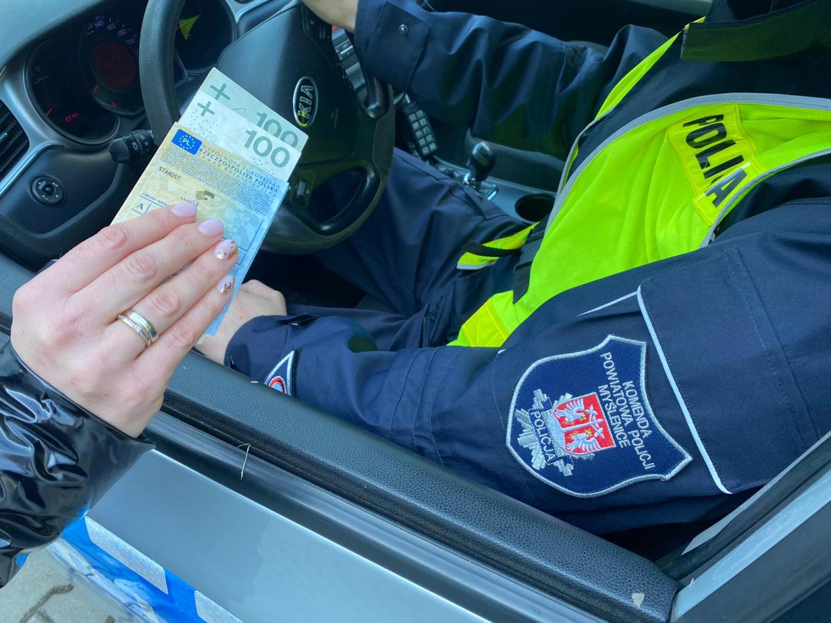 Aby uniknąć mandatu, próbowała wręczyć mundurowym łapówkę