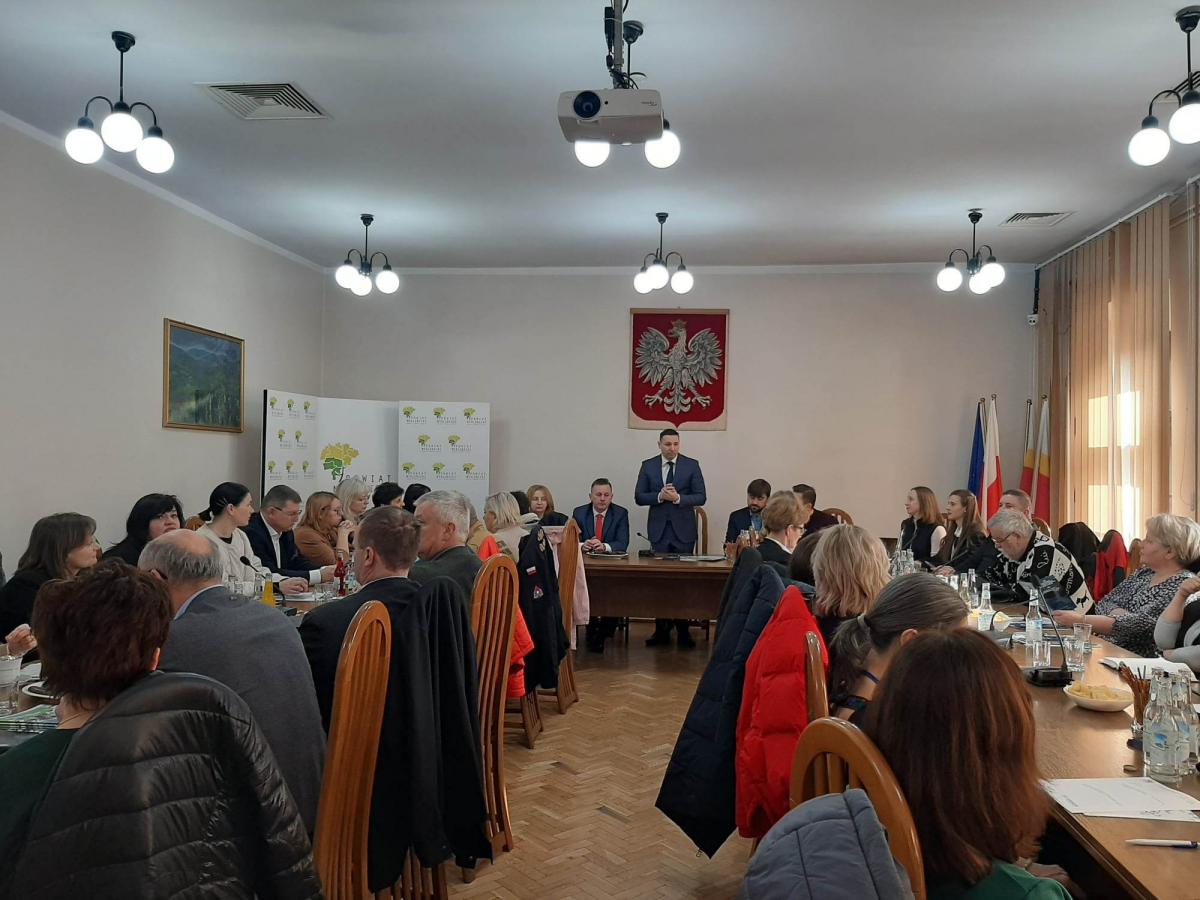Relacja z spotkania informacyjnego w sprawie pomocy obywatelom Ukrainy na terenie powiatu myślenickiego