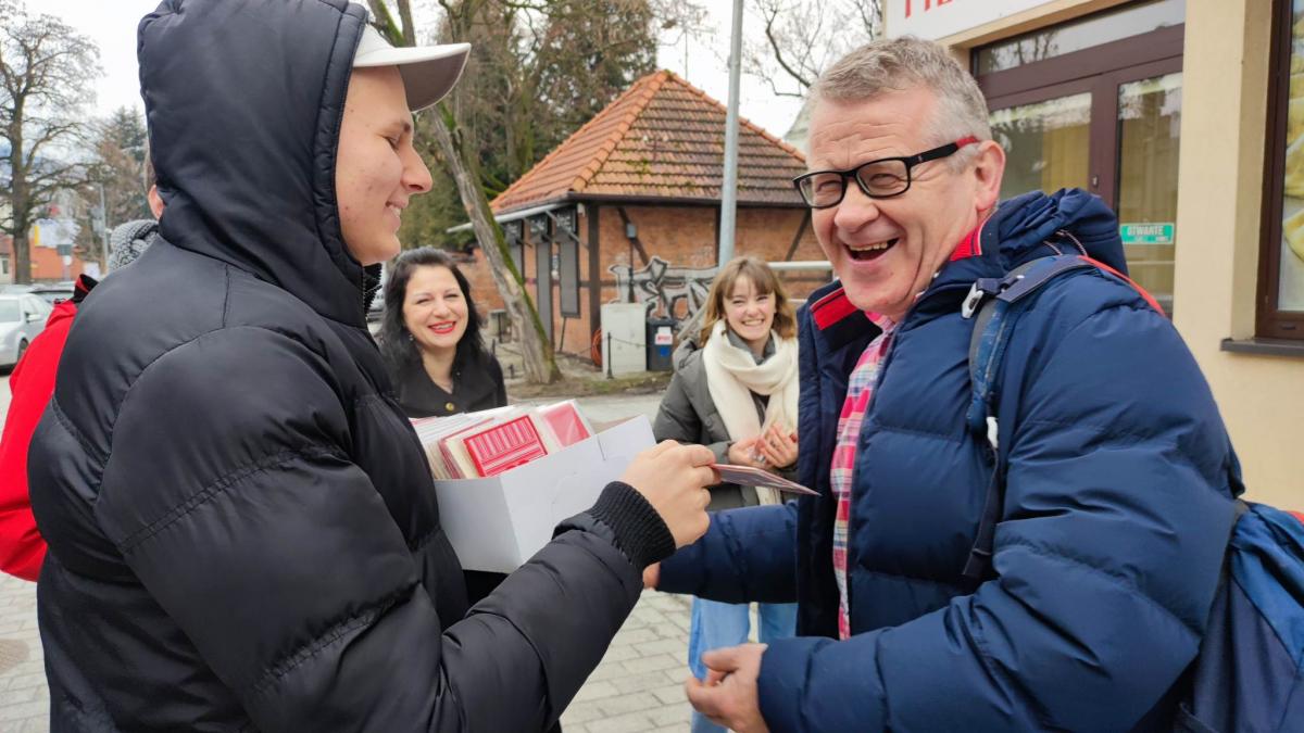 Myślenice. Walentynka od młodzieży zaskoczyła mieszkańców, zaskoczyła ale i sprawiła radość