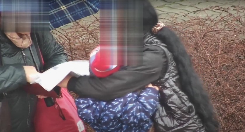 Myślenice- kradzież metodą na parawan nagrana przez monitoring miejski ! 