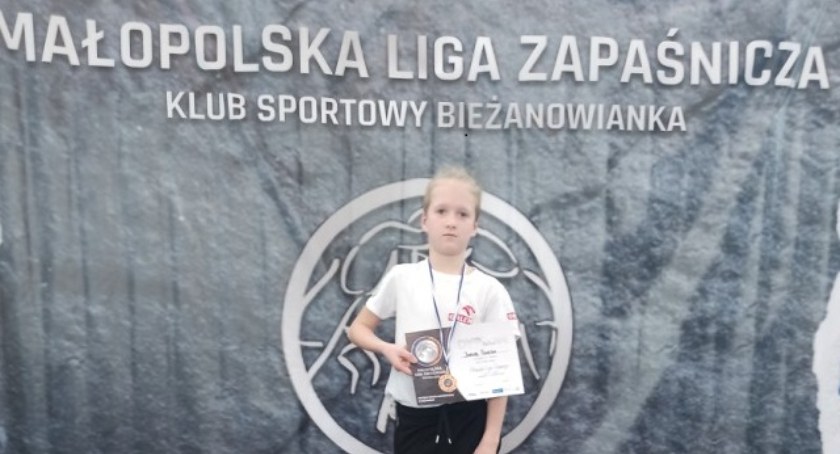 Zawodnik KS Dalin Myślenice z medalem Małopolskiej Ligi Zapaśniczej