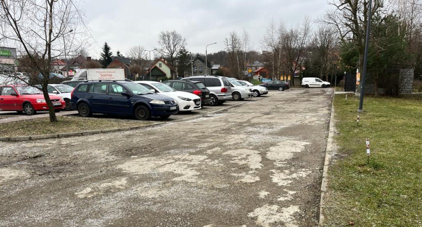 Nowe miejsca parkingowe, ścieżka pieszo-rowerowa czy zmodernizowane drogi- w gminie Dobczyce ruszają kolejne inwestycje 