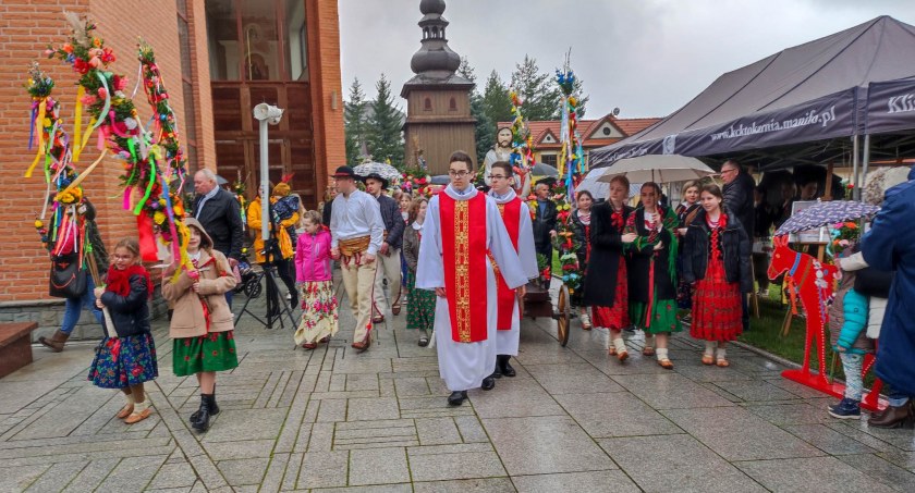 Procesja z figurą Chrystusa na osiołku. Niedziela Palmowa Tokarnia 2023 