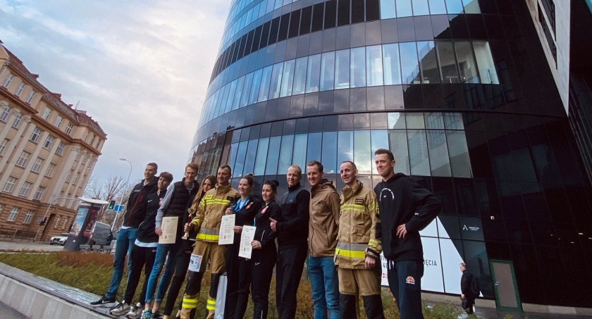 Powiat Myślenicki: Zobaczcie, jak strażacy z powiatu myślenickiego poradzili sobie w biegu po schodach na 49 piętro wieżowca Sky Tower Wrocław.