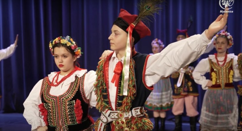 Dobczyce. Piątka z narodowych, czyli krakowiak na piątkę w wykonaniu uczniów Szkoły Podstawowej nr 2 w Dobczycach