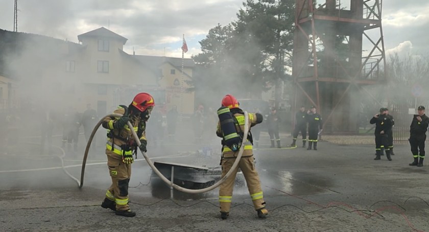 Myślenice. Strażacy z powiatu myślenickiego przeszkoleni w zakresie sposobu gaszenia instalacji fotowoltaicznych