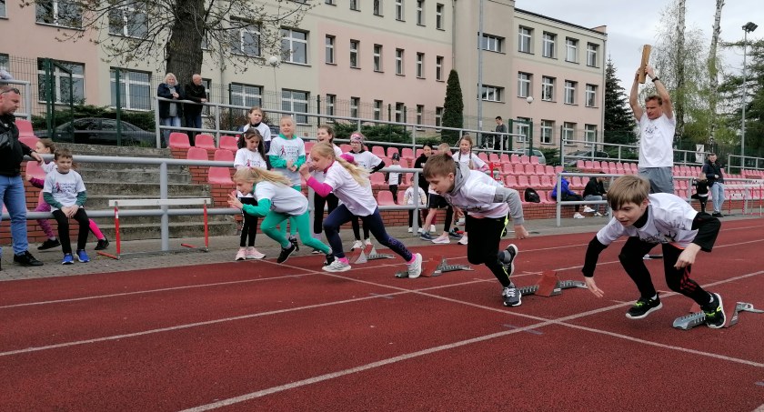 Powiatowa Strefa Sportu. Młodzi lekkoatleci na bieżni! (Galeria) 