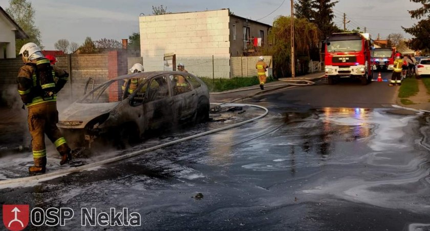 Osobówka w ogniu. Na miejscu strażacy z Nekli i Wrześni 