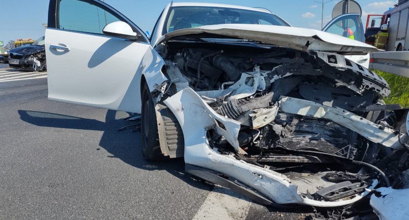 Groźny wypadek osobówek! Pięć osób trafiło do szpitala (zdjęcia) 
