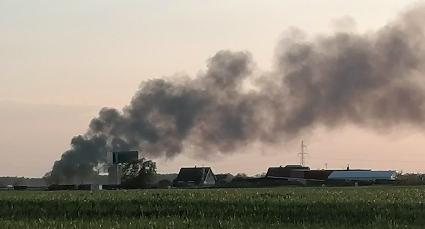 Duży pożar w Żernikach. Dym widoczny z Wrześni (zdjęcia) 