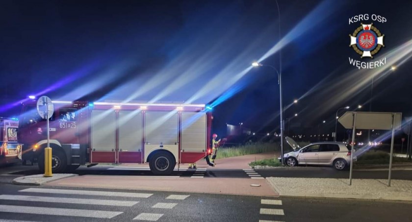 Kolizja osobówek na rondzie. Golf zatrzymał się na latarni 