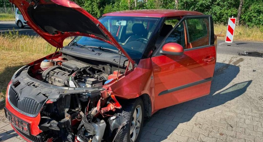 Wypadek osobówki i motocyklu. Jedna osoba poszkodowana (zdjęcia) 