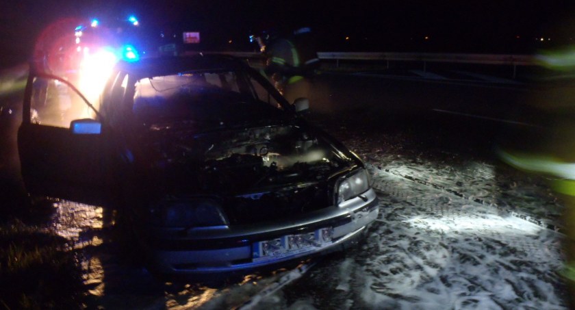 Osobówka spłonęła na autostradzie A2. Trzy zastępy gasiły pożar 