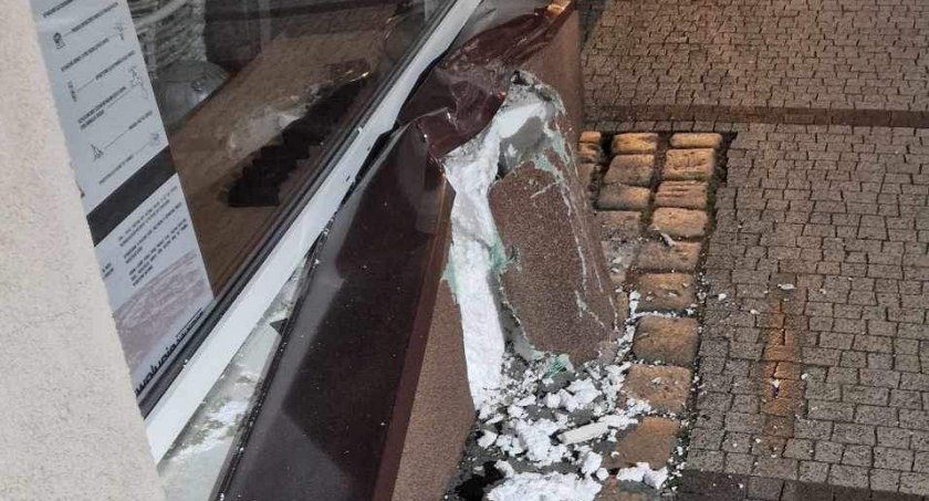 Ktoś uszkodził elewację budynku w centrum Wrześni (zdjęcia) 