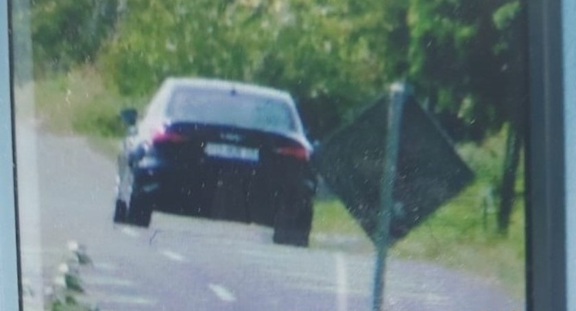 Zatrzymane prawa jazdy i wysokie mandaty dla dwóch piratów drogowych 