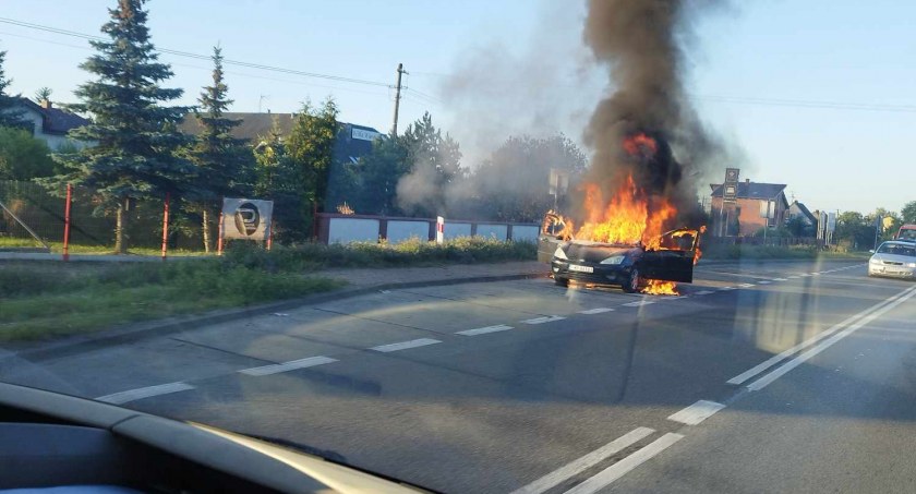 Ford stanął w płomieniach na drodze krajowej 92 