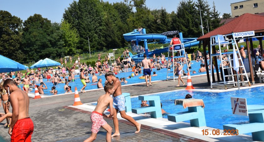Tłumy wybierają i chłodzą się we wrzesińskim basenie! (GALERIA) 