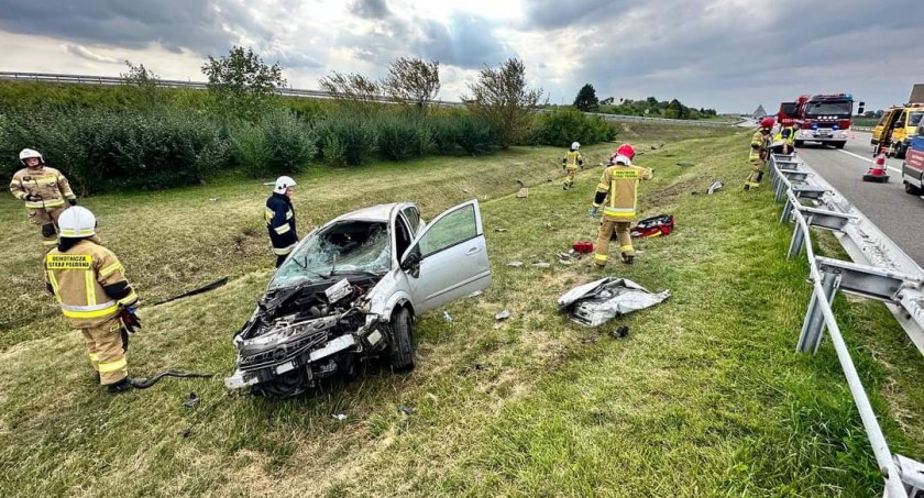 Groźny wypadek osobówki na autostradzie A2 pod Wrześnią (zdjęcia) 