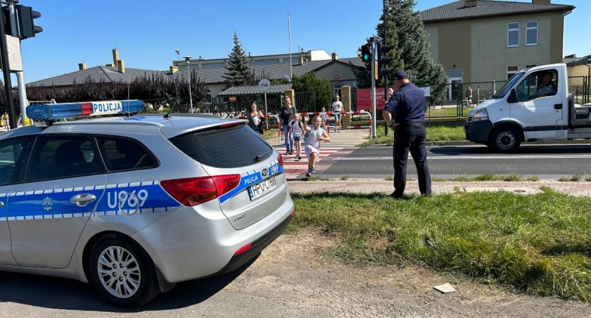 Akcja Pomachaj kierowcy! Policjanci dbają o bezpieczeństwo przy szkołach (GALERIA) 