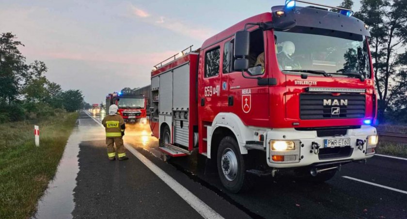 Opel zjechał do rowu. Kierująca trafiła do szpitala 