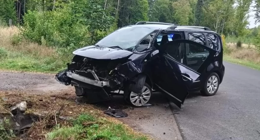 Wypadek osobówki na drodze w kierunku Czerniejewa (zdjęcia) 