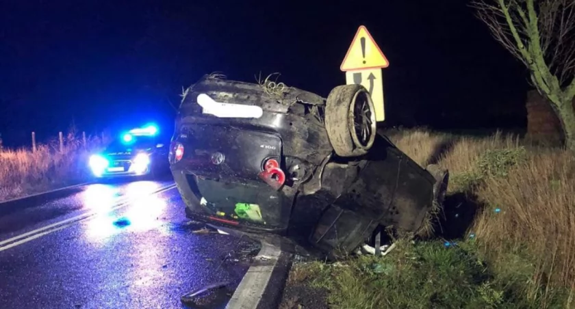 Dachowanie osobówki na drodze krajowej 15. Młoda pasażerka trafiła do szpitala 
