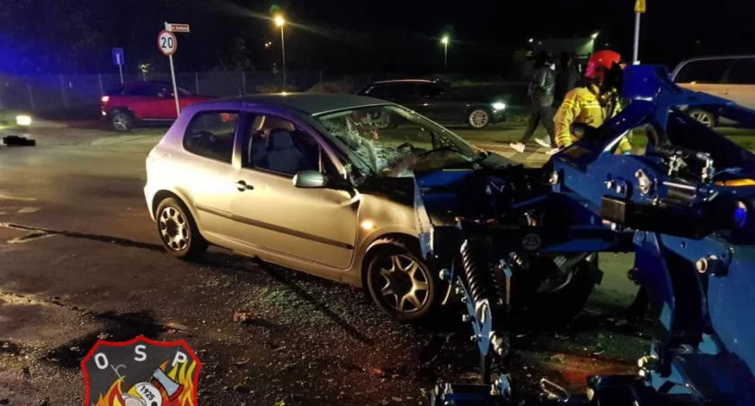 Wypadek na ul. Opieszyn. Osobówka uderzyła w maszynę rolniczą