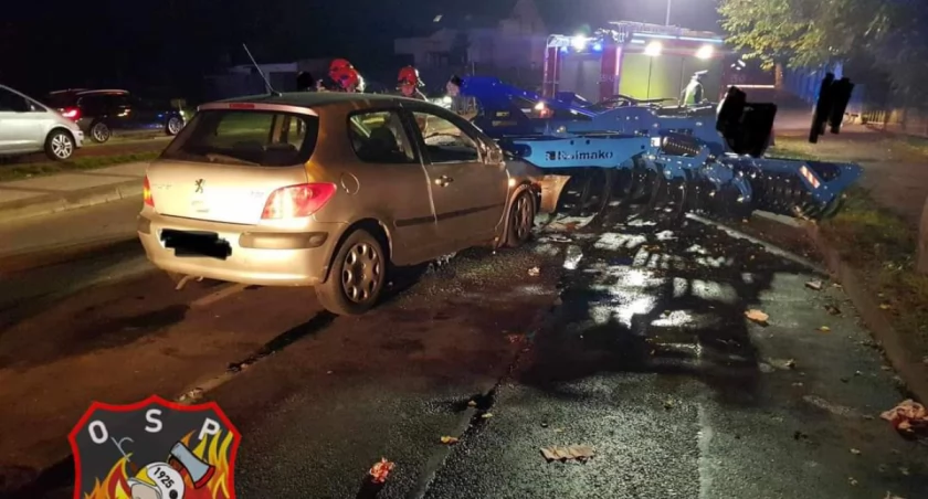 Osobówka wjechała w maszynę. Kierowca na podwójnym gazie! (AKTUALIZACJA) 