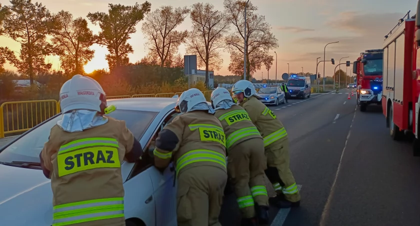 Kolizja osobówki z sygnalizacją świetlną w Gierłatowie (zdjęcia) 