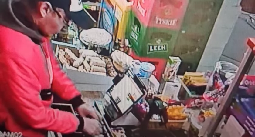 Kradzież pieniędzy w sklepie na ul. Kościuszki w oku kamery 