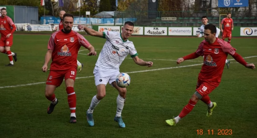 IV liga: Zdecydowała końcówka. Victoria przegrała z Huraganem